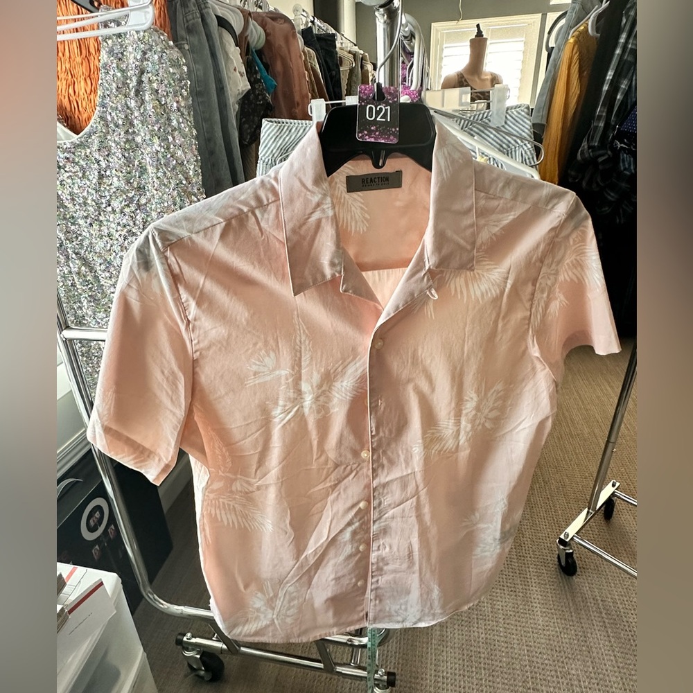 #21 Men's Reaction Kenneth Cole button-up collar shirt in Peach Size Medium.